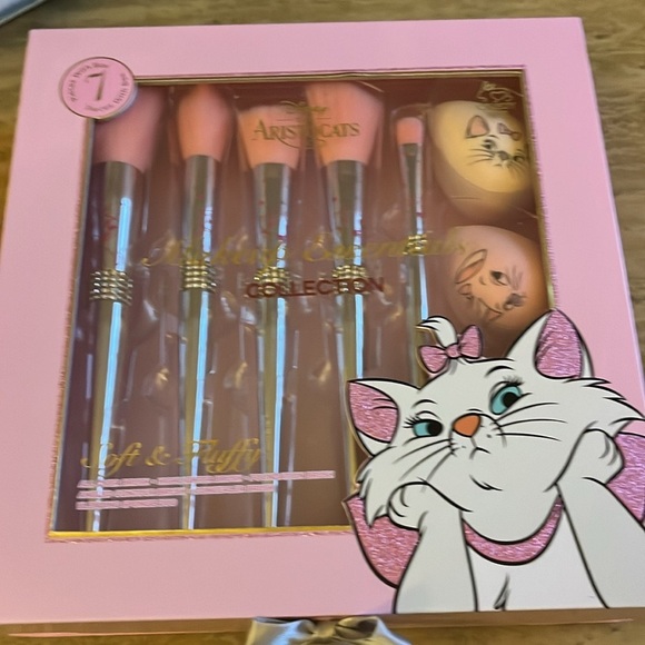 Disney Aristocrats Make Up Essentials Collection - Picture 2 of 6